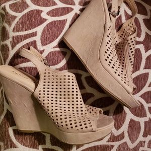 Chinese Laundry Cutout Wedges Size 10